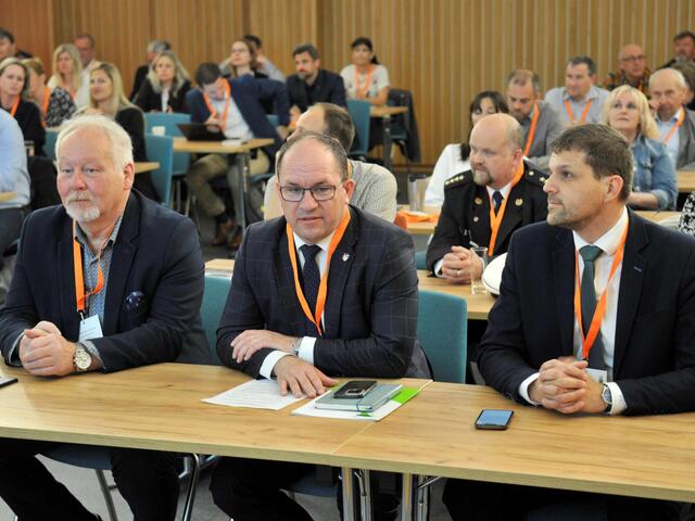 Počet vysazených stromů musí vzrůst, shodli se v Pardubicích ministři