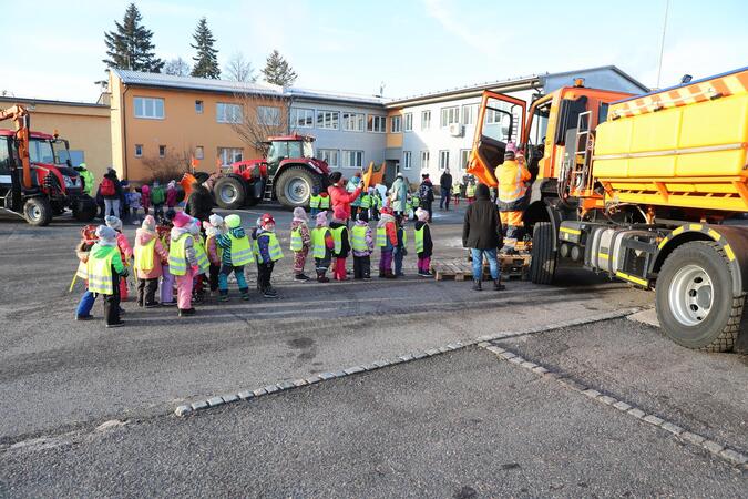 Mladí cestáři: U chrudimských silničářů patřil den dětem